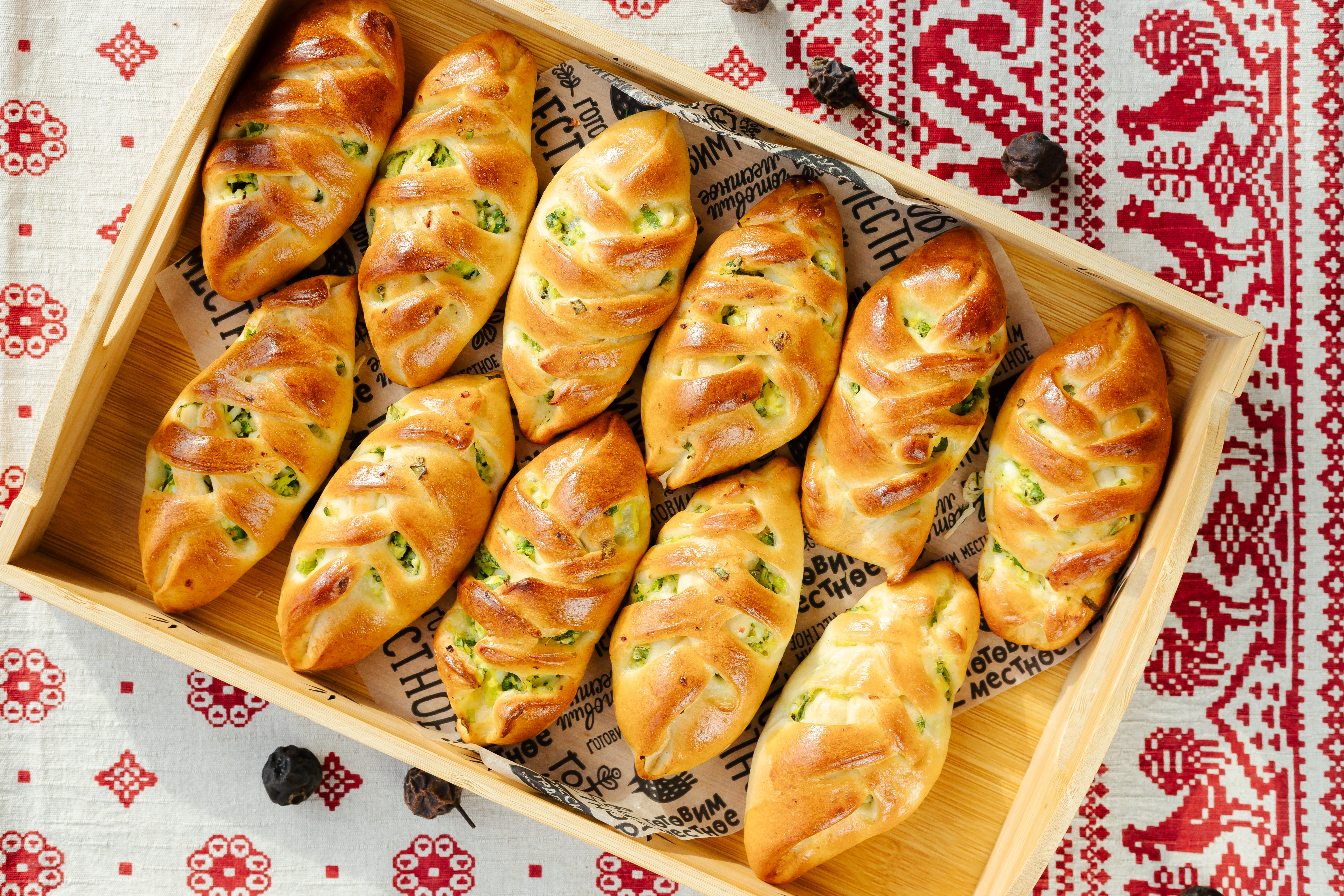 Пирожок с зеленым луком и яйцом