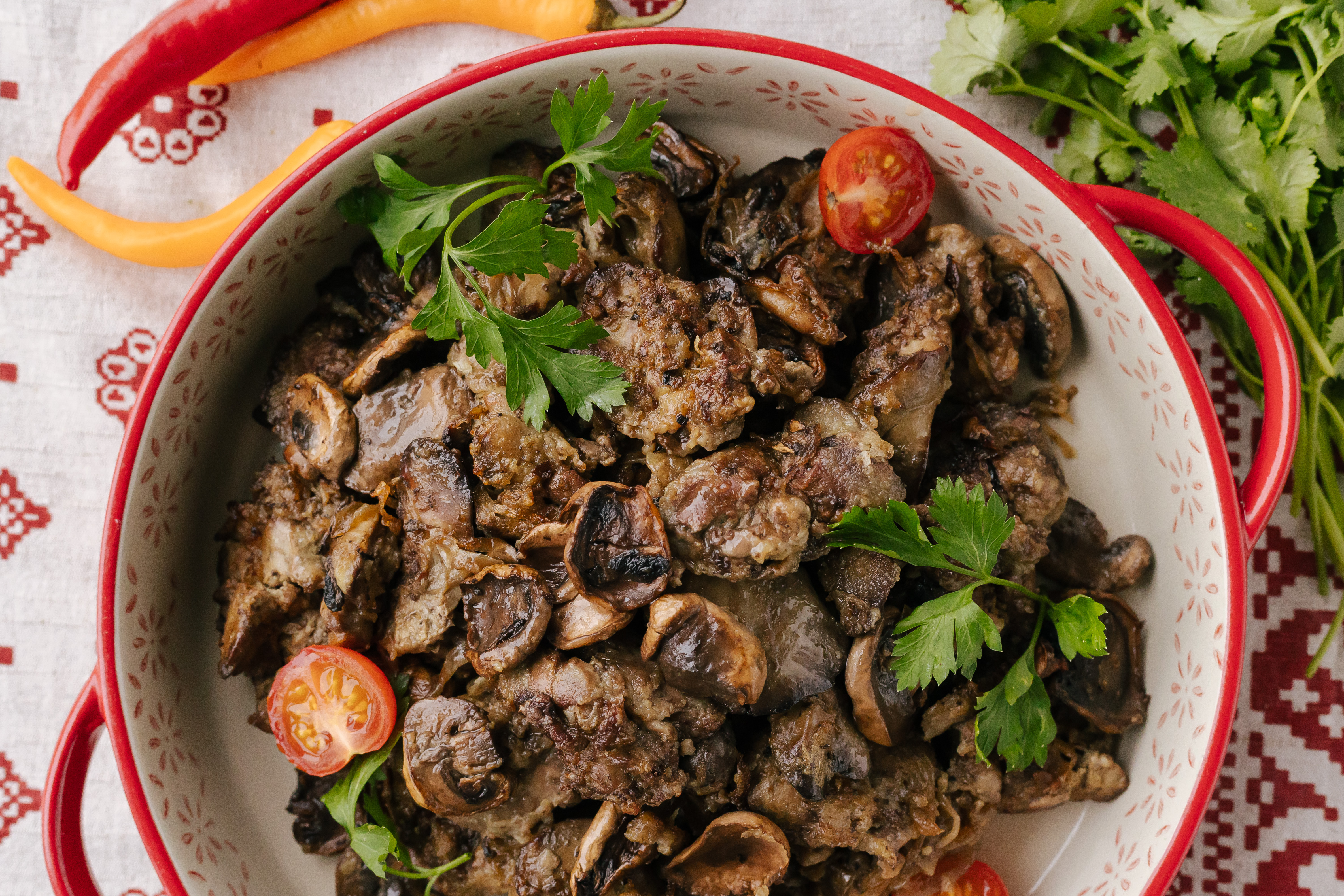Печень куриная с луком и грибами 150 г.