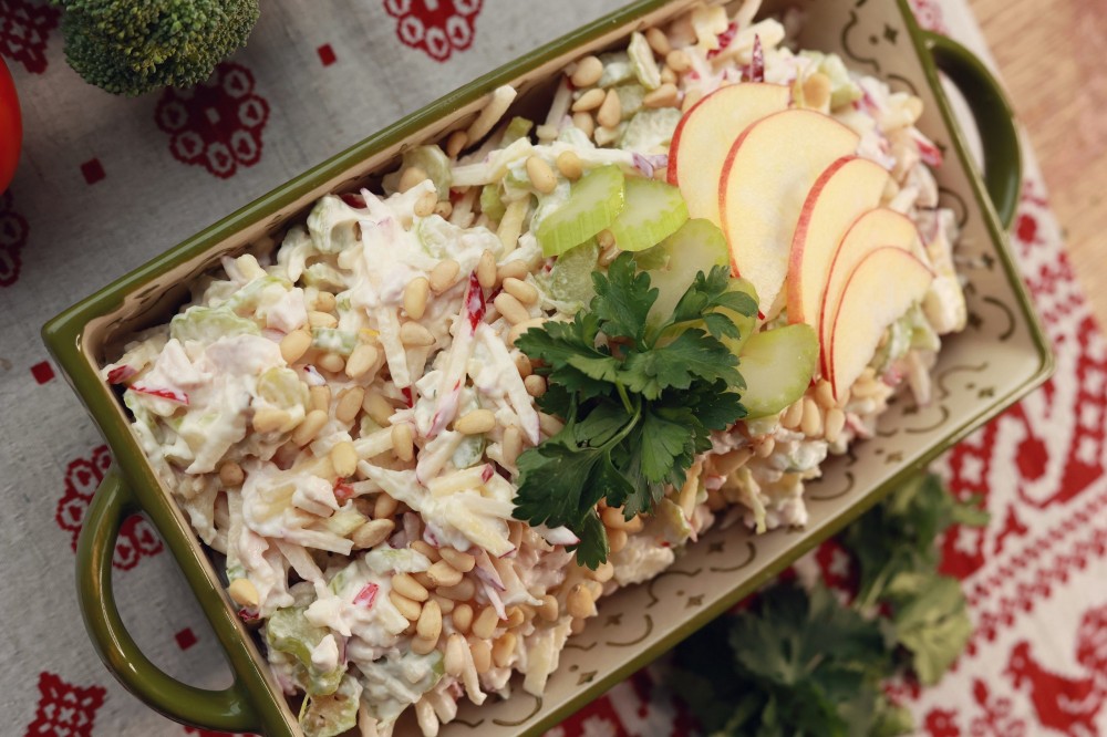 Салат с курицей и сельдереем и яблоком 200 г.
