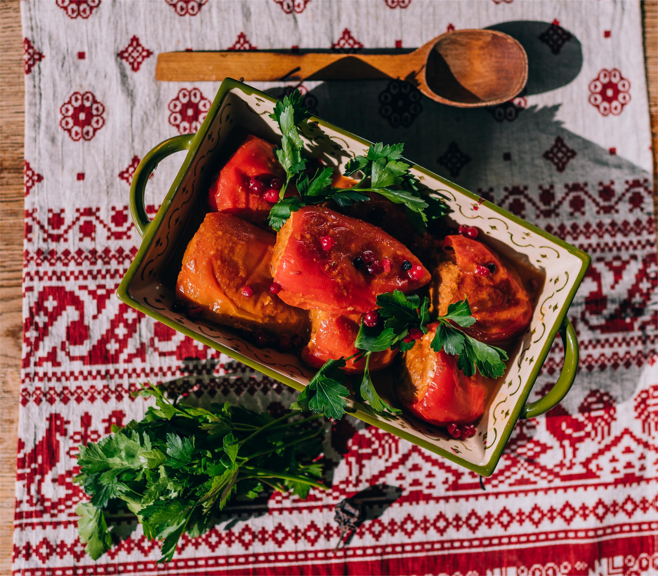 Перец фаршированный мясом в соусе