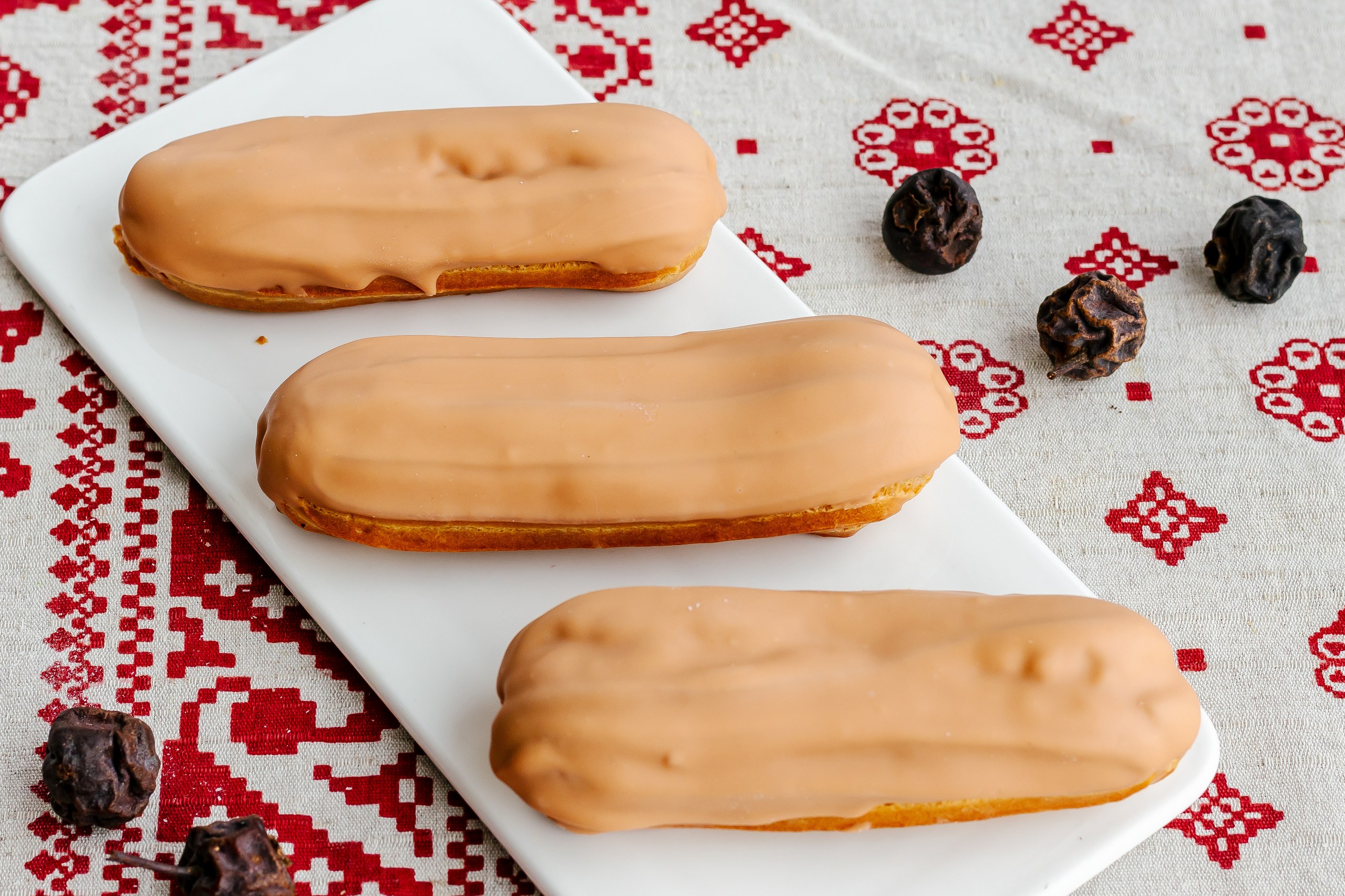 Эклер карамельный