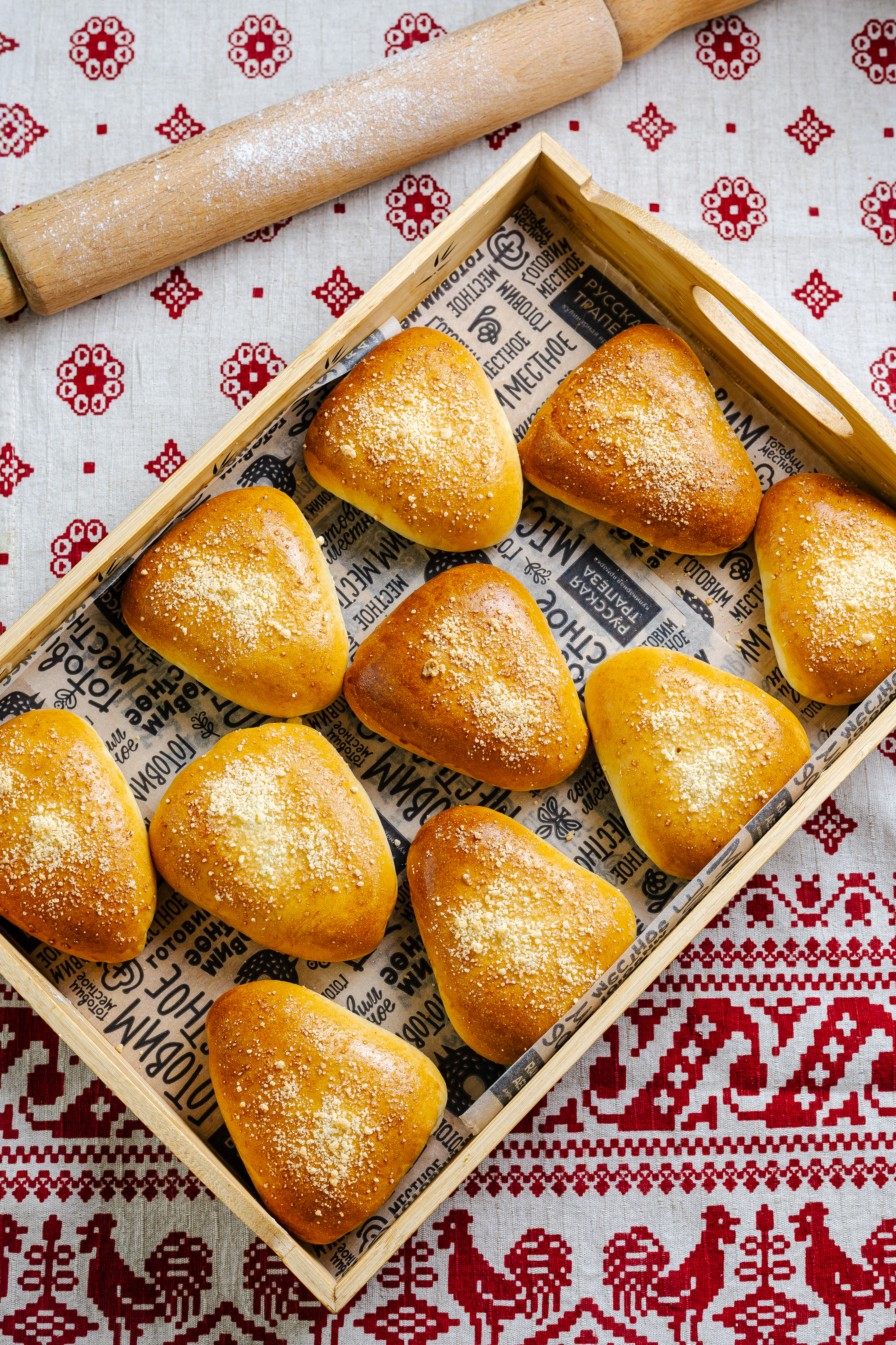 Пирожок с яблоком и корицей