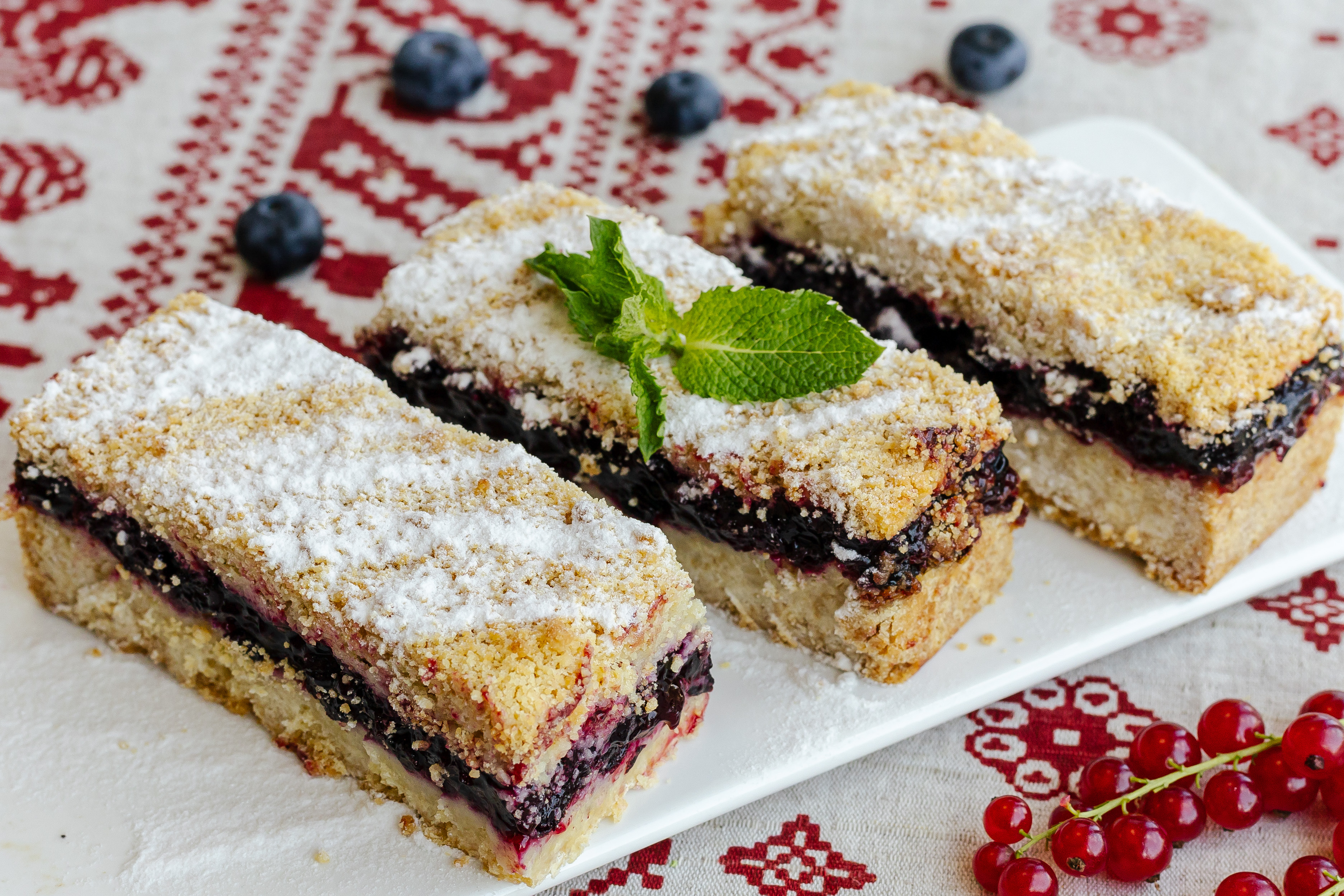 Пирог с черной смородиной