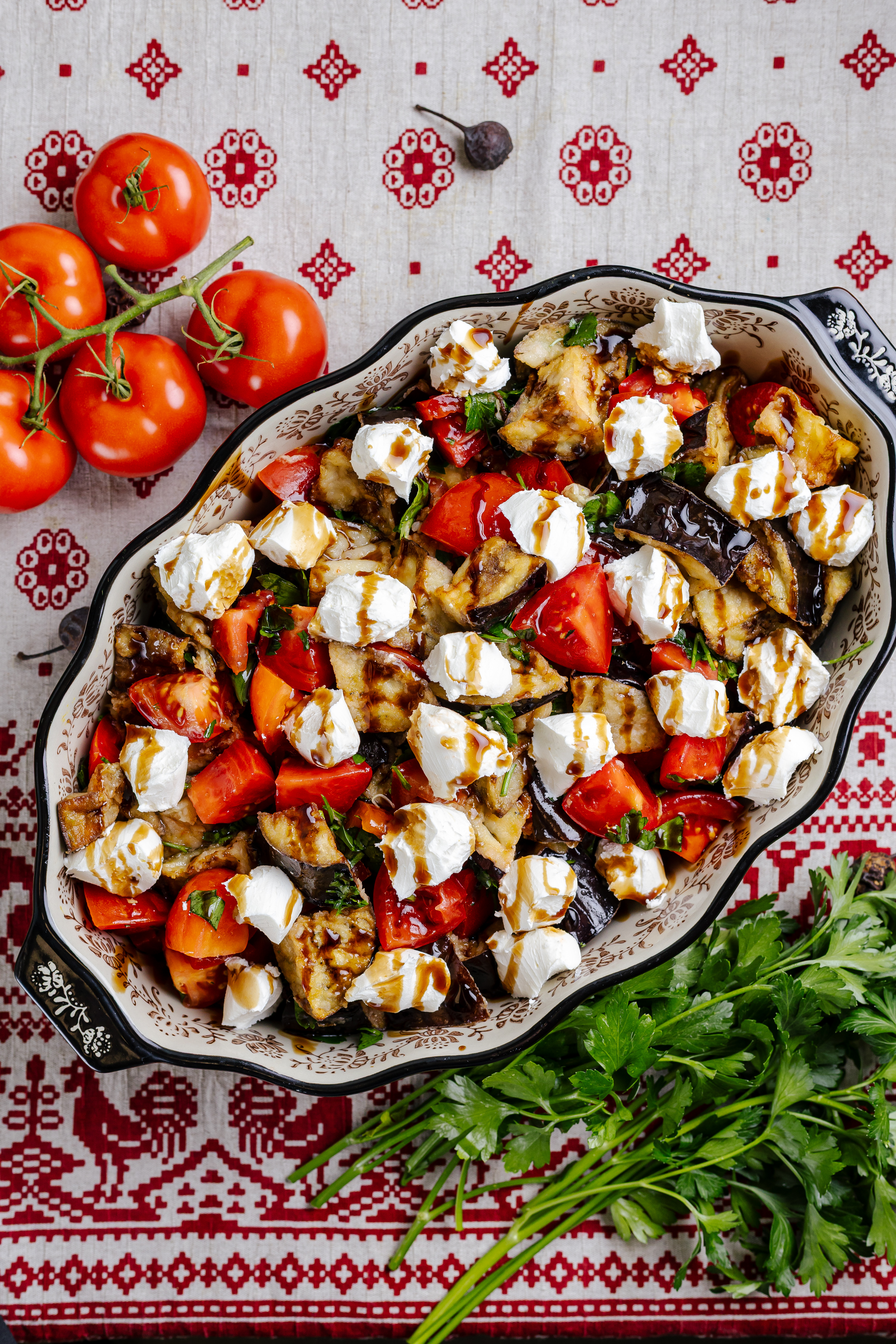 Салат с баклажаном, помидором и мягким сыром