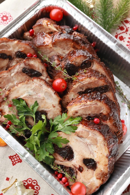 Свиная шейка запеченая с черносливом 1 кг