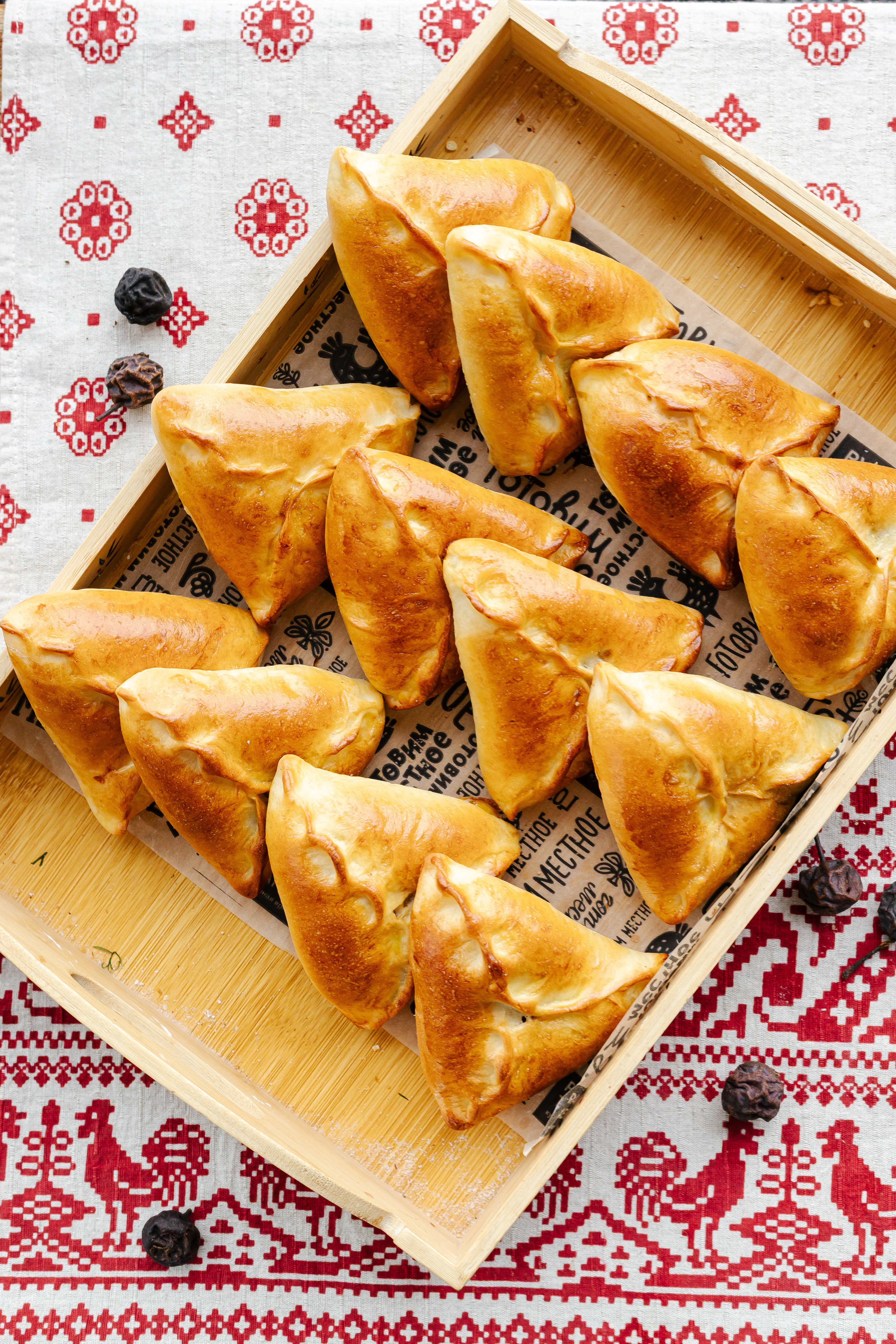 Пирожок с яблоком и корицей