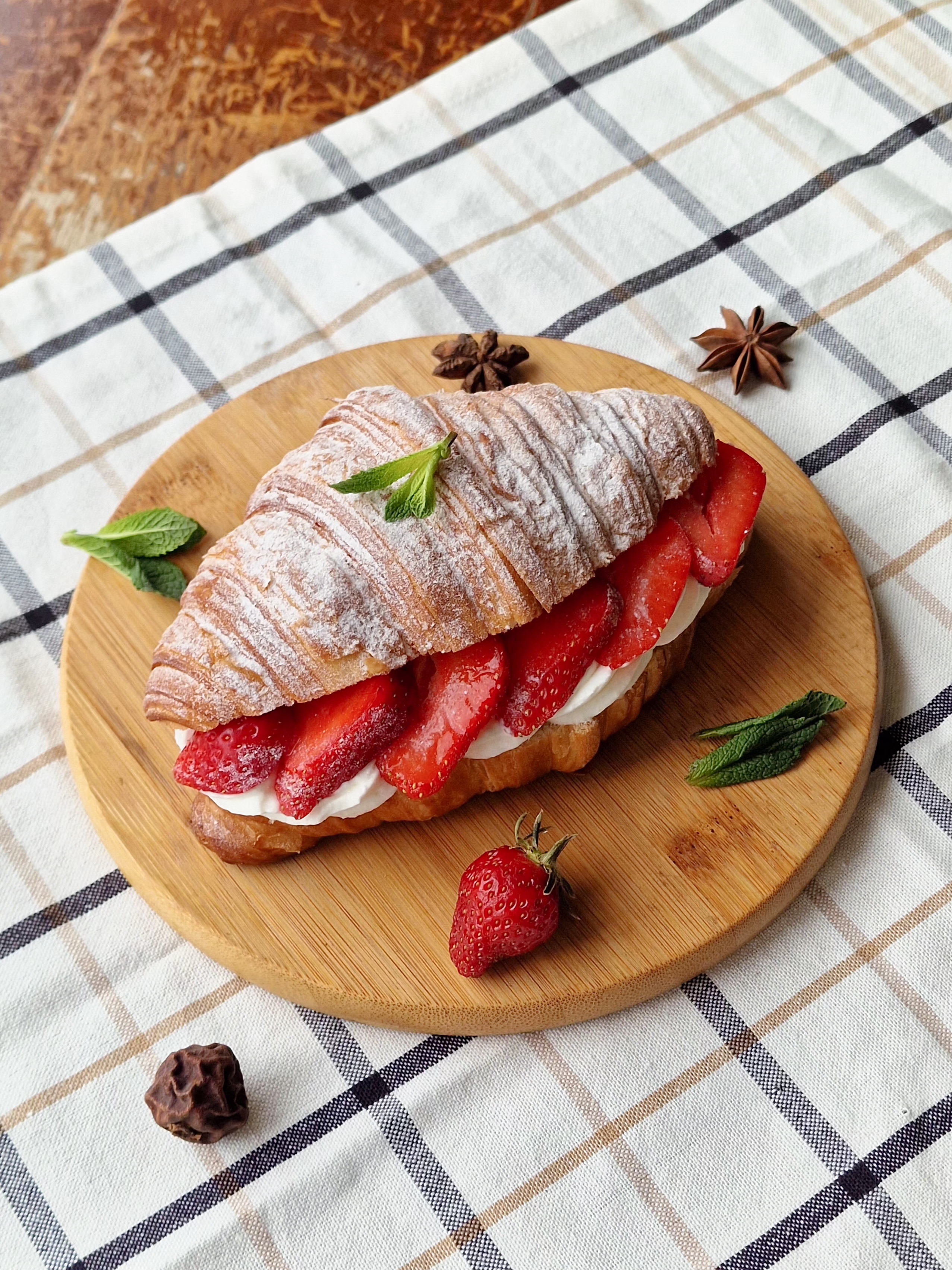 Круассан с клубникой