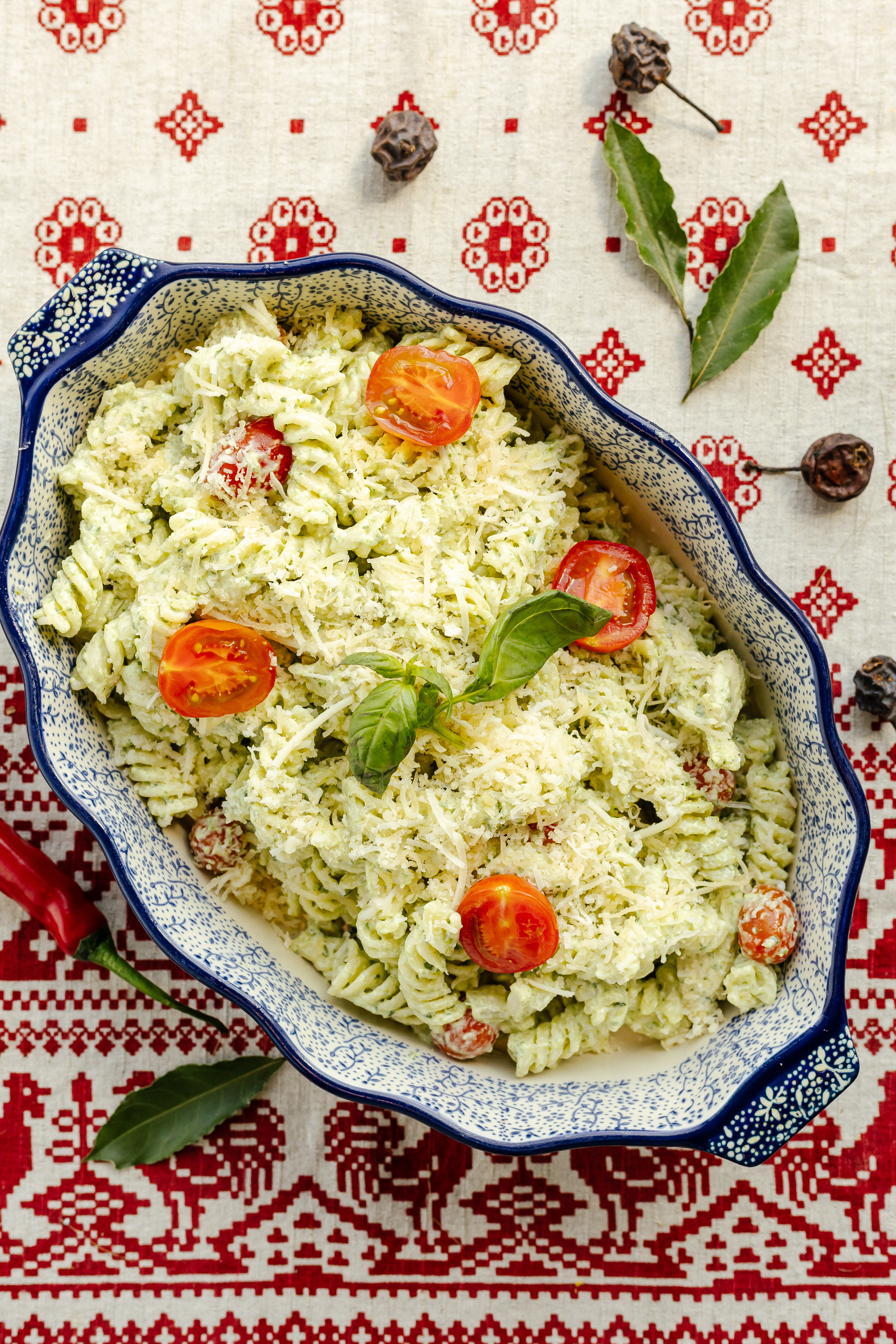 Паста с курицей, шпинатом и черри