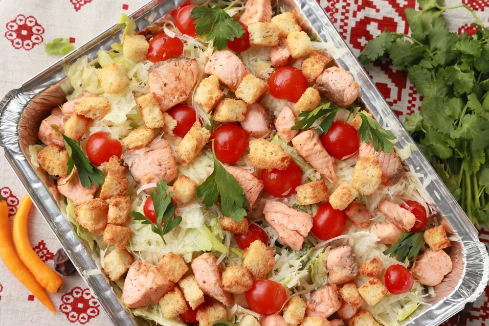 Салат Цезарь с жареным лососем 1 кг