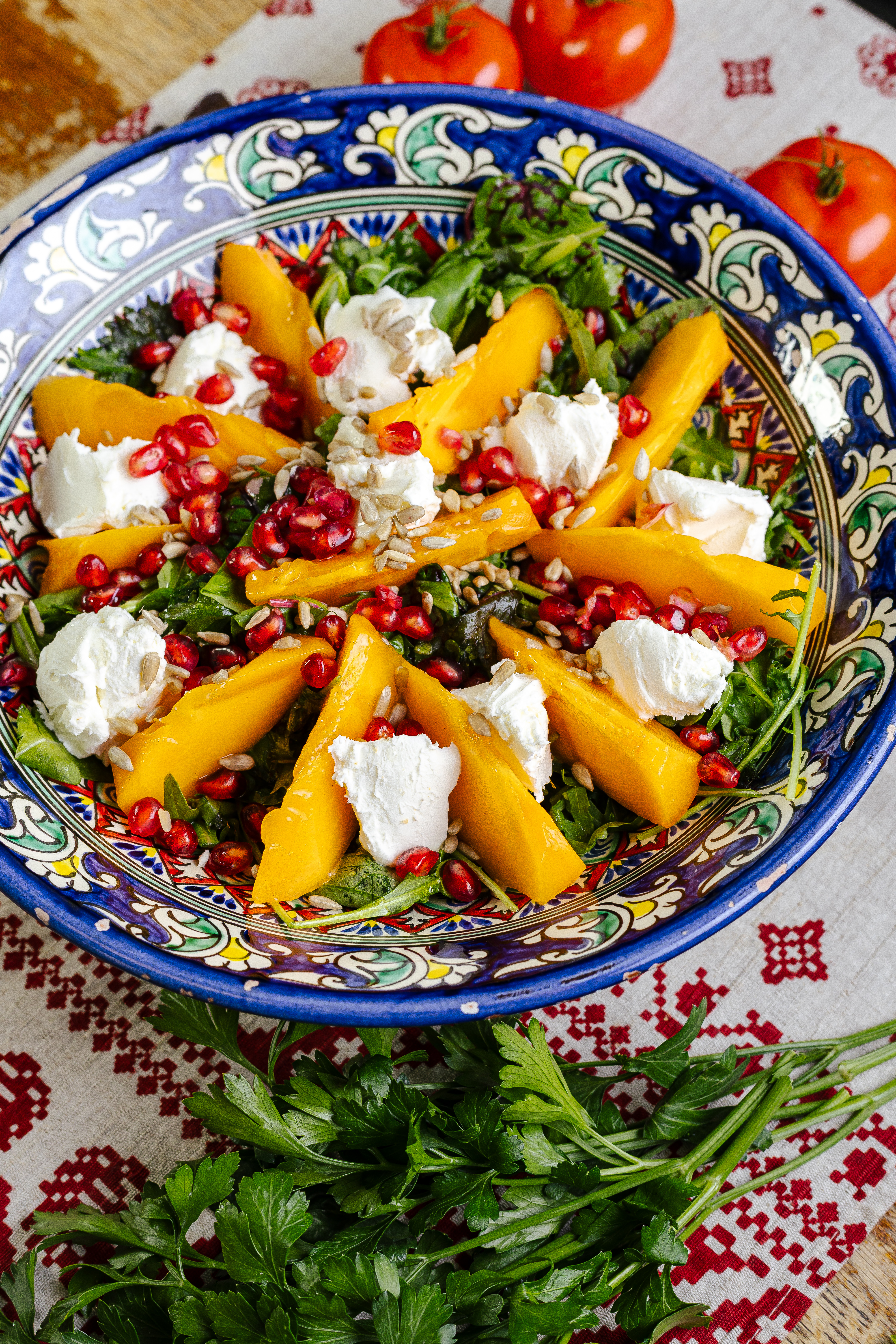 Салат с хурмой, сыром и рукколой