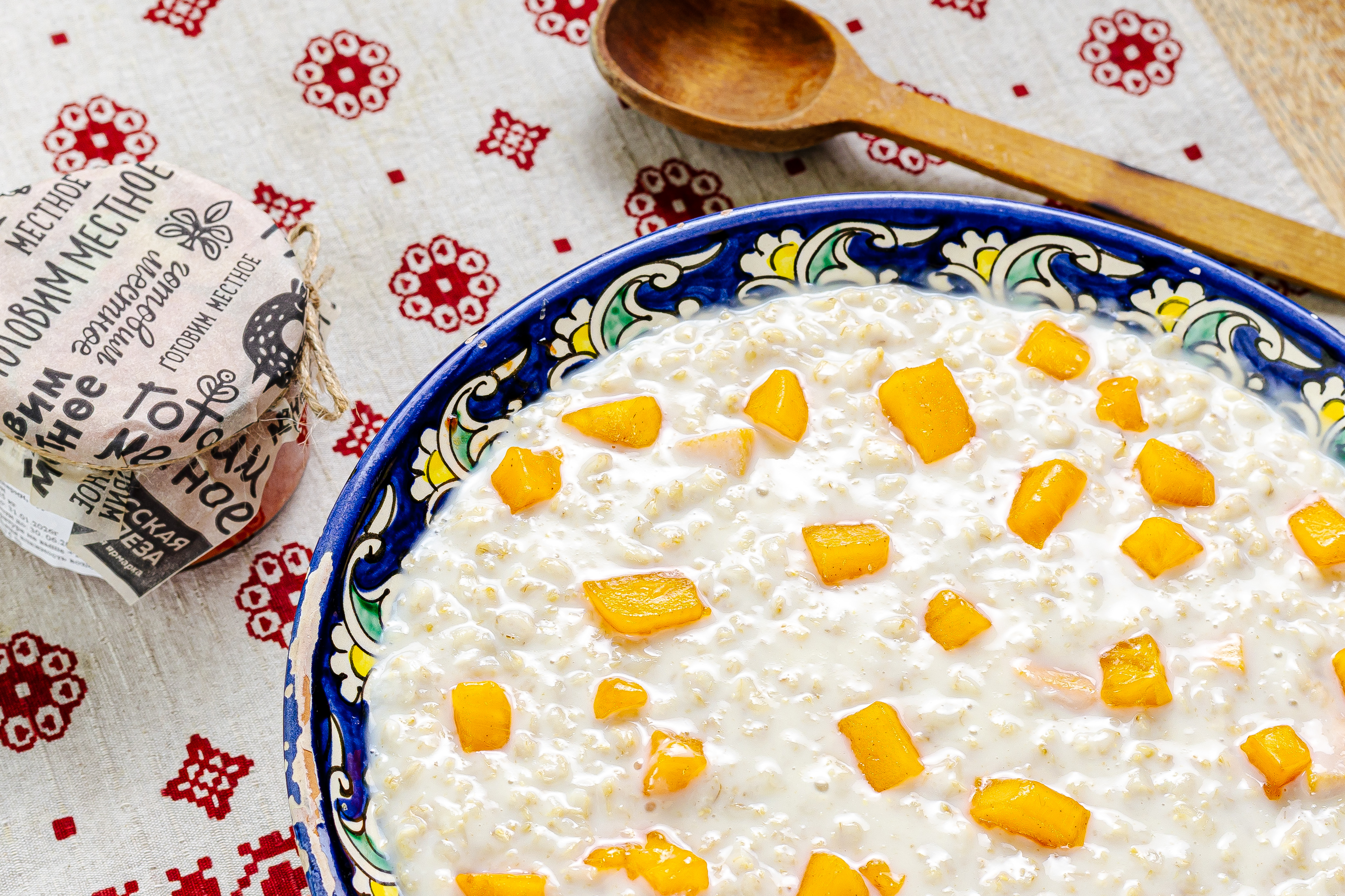 Каша овсяная на молоке с хурмой