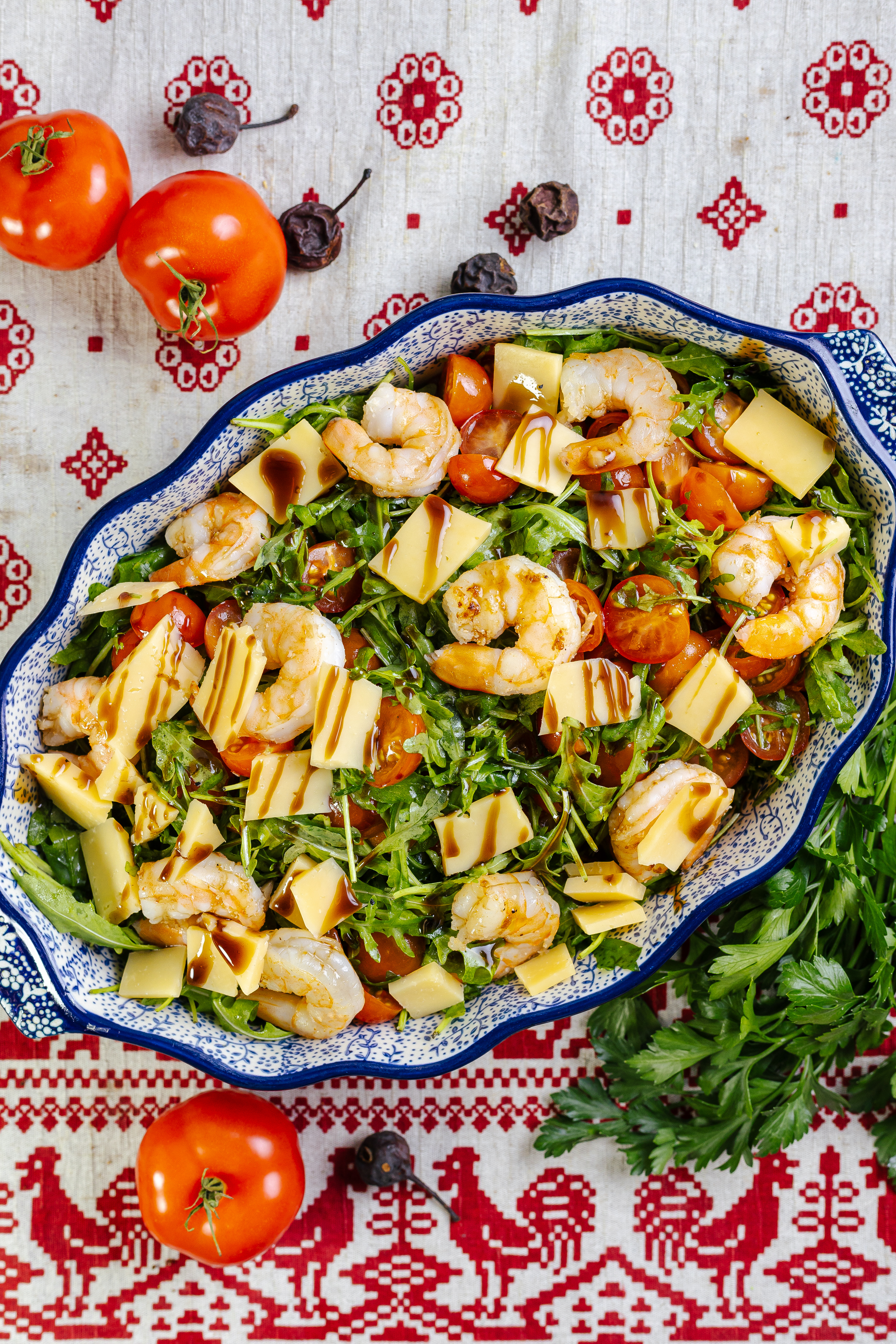 Салат из рукколы, креветки, пармезана