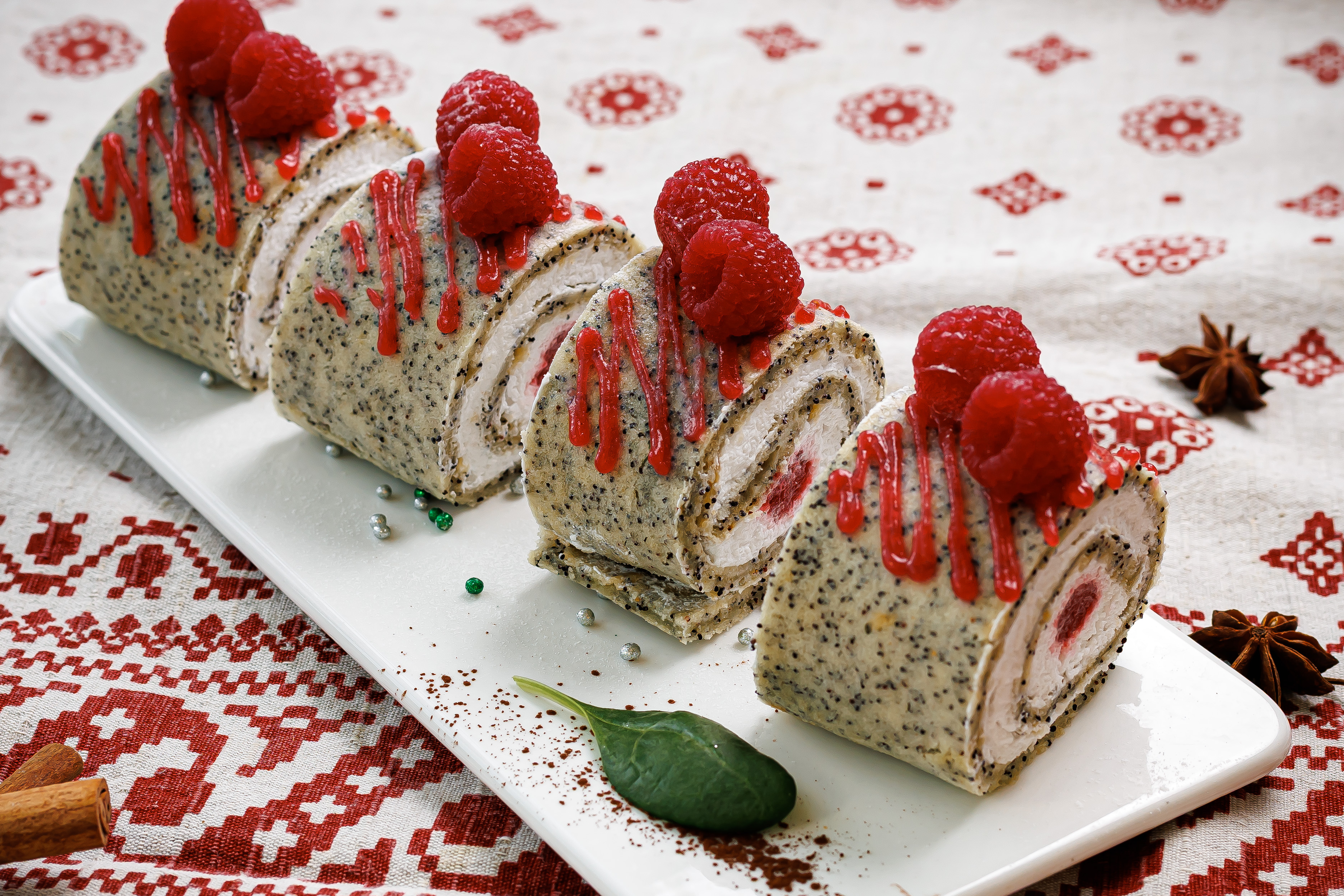 Рулет маковый с малиной 150 г., порц.