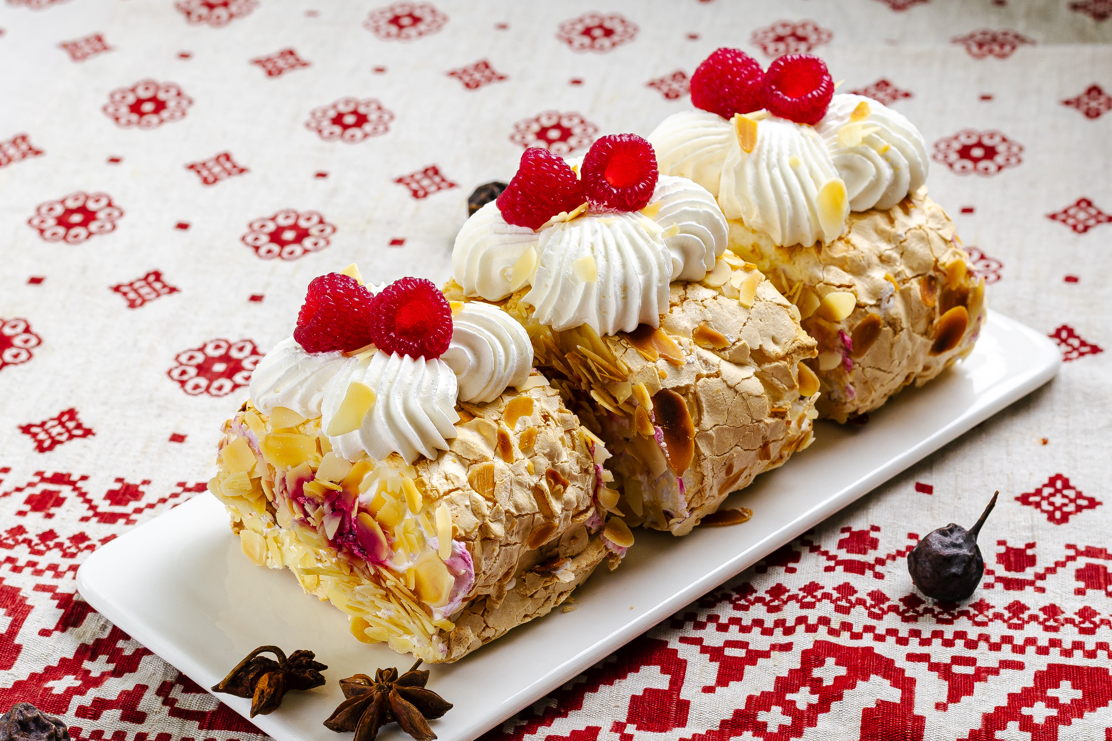 Рулет меренговый