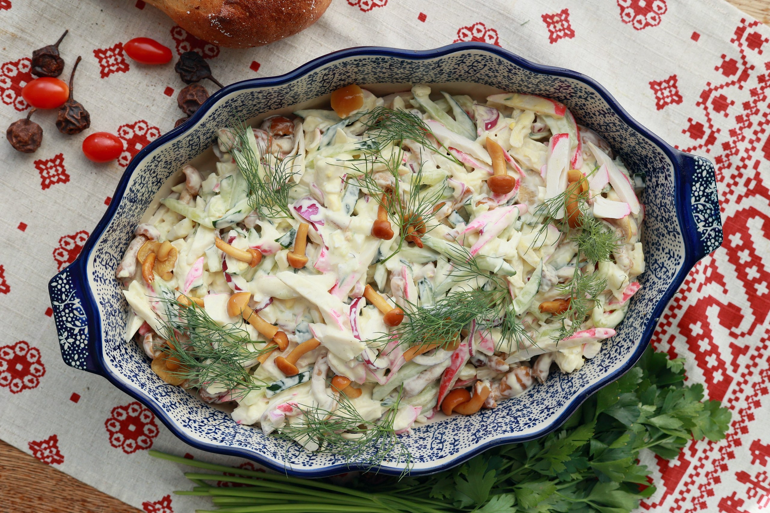 Салат с крабовым мясом и опятами 200 г.
