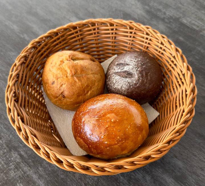 Корзинка фирменных булочек
