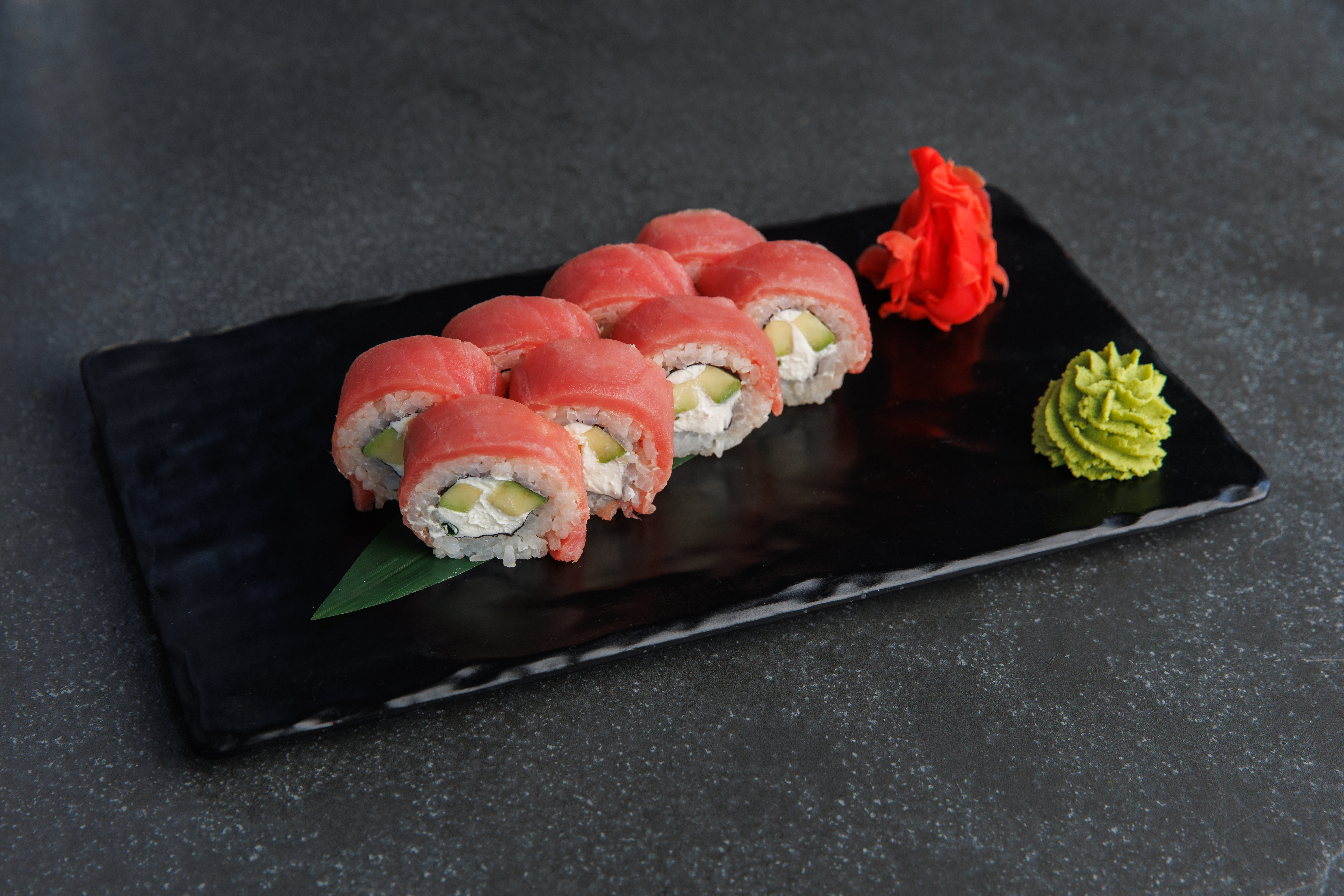 Ролл с тунцом и авокадо