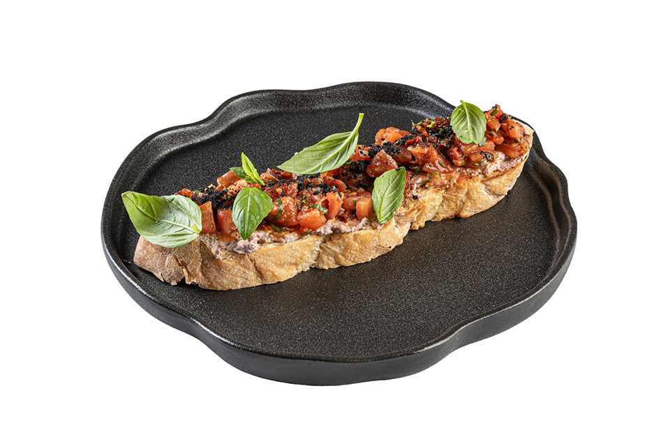 Брускетта с топенадой  и томатами