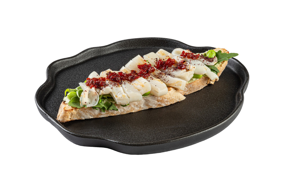 Брускетта с кальмаром и бобами