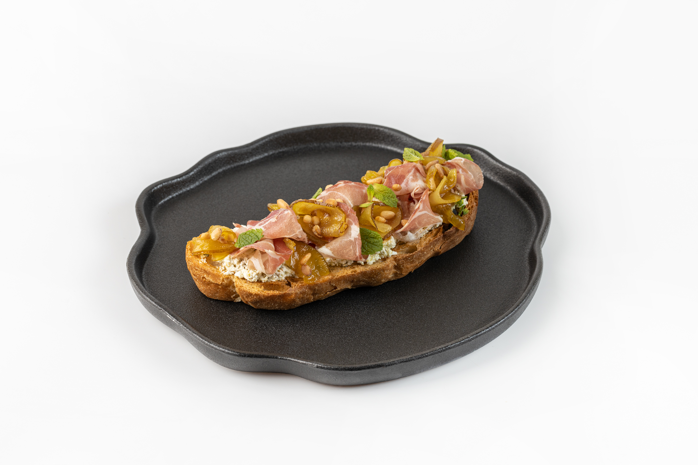 Брускетта с пармской ветчиной и грушей