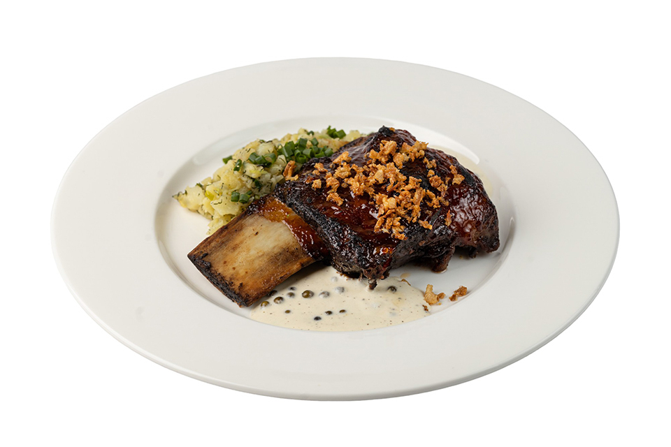 Говяжье ребро с мятым картофелем