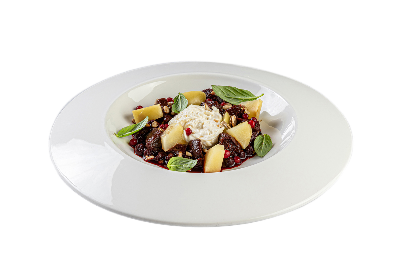 Салат со свеклой, брусникой и страчателлой