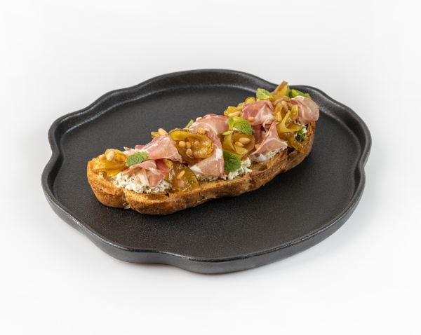Брускетта с пармской ветчиной и грушей