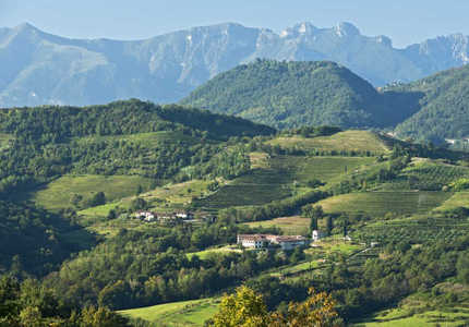 А в Ломбардии нету моря!