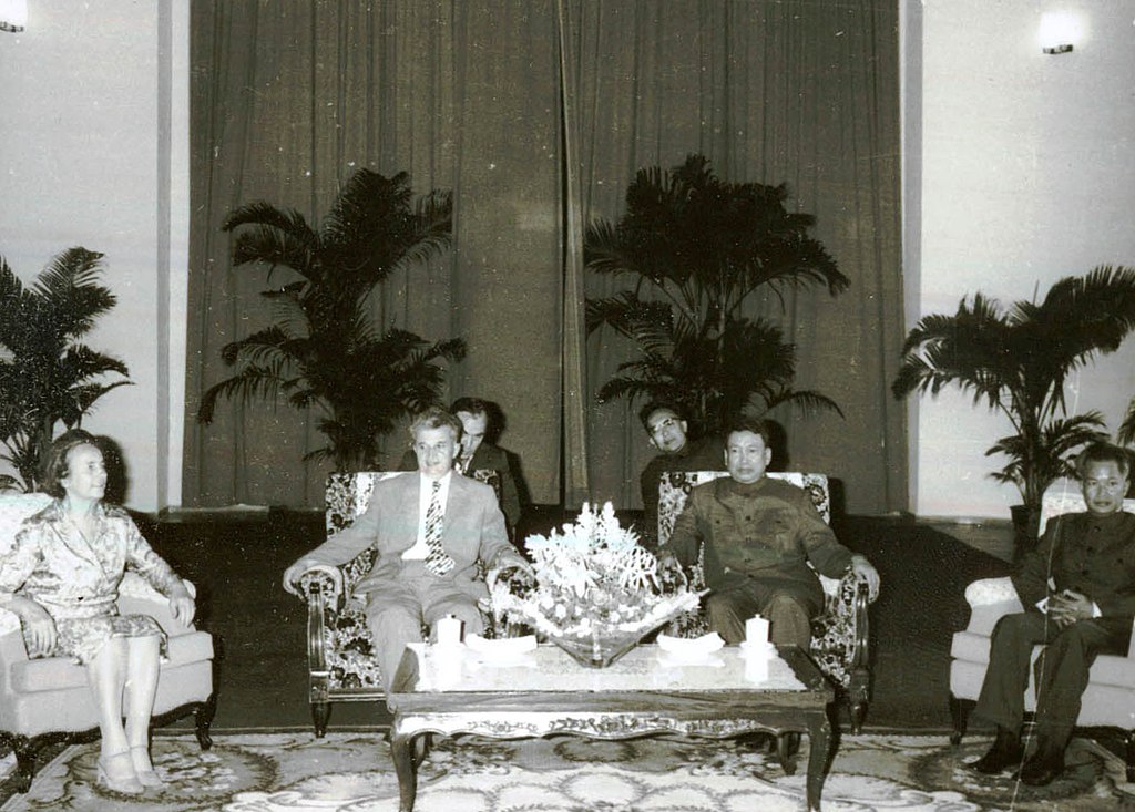 Пол Пот (1925-1998) во время встречи с Генеральным секретарем Компартии Румынии Николае Чаушеску (28.05.1978).