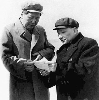 Мао Цзэдун (1893–1976) и Дэн Сяопин (1904–1997). По: http://manosfueradechina.blogspot.com/2013/08/deng-xiaoping-ese-no-era-un-verdadero.html