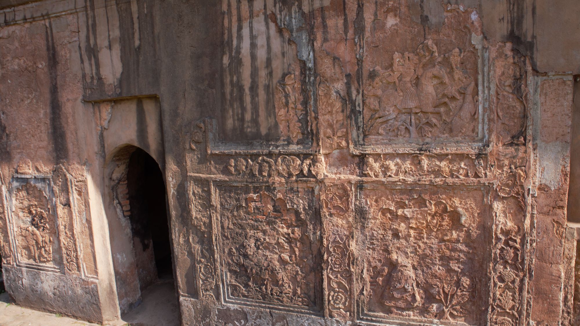 Фото 4 а. Терракотовые фризы, украшавшие дворец (фото автора)