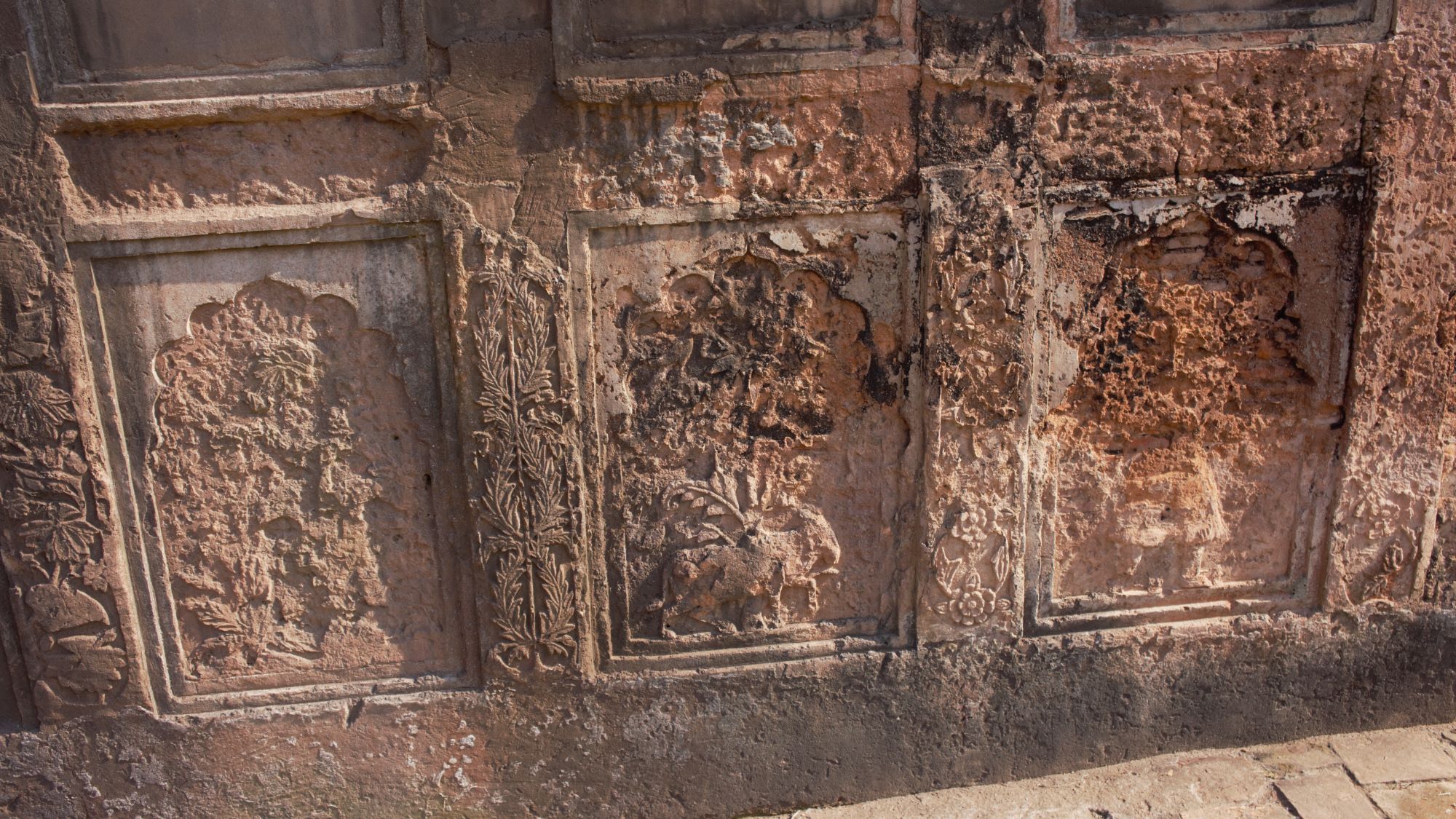 Фото 4 б. Терракотовые фризы, украшавшие дворец (фото автора)