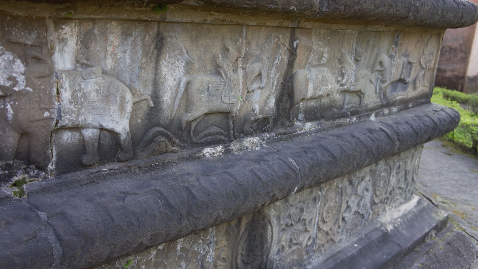 Фото 24 б. Грани храма Кесаванараян: два нижних пояса украшений (фото автора)