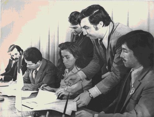 На фото слева направо: Е.М.Тяжельников, Гладис Марин, А.П.Филиппов, Л.В.Веселовский и члены чилийской делегации