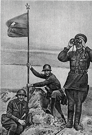 Рис. 3. И. Н. Мошляк и красноармейцы устанавливают красный флаг на сопке Заозёрная