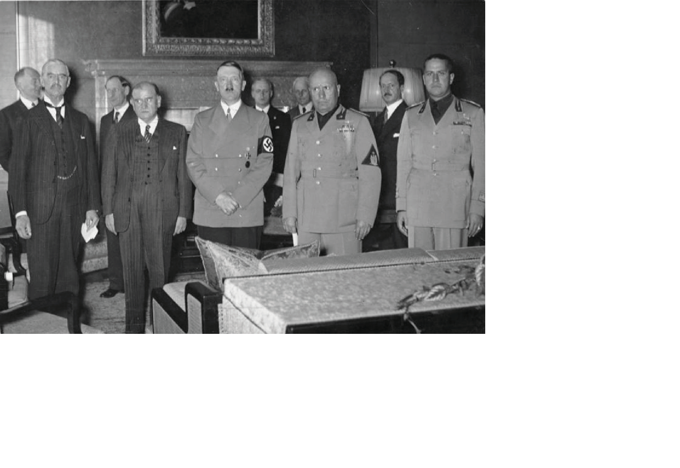 Рис. 7. Подписание 30 сентября 1938 г. Мюнхенского соглашения. Слева направо – Чемберлен, Даладье, Гитлер, Муссолини, Чиано