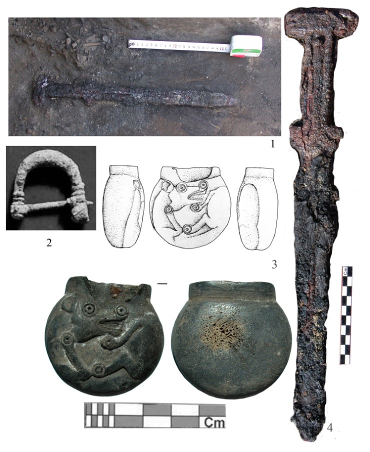 Рис. 2. Вещи, найденные в комнате 2 зоны IX Верхнего города Аяниса. 1 – меч in situ; 2 – фибула; 3 – бутероль (прорисовка и фото); 4 – меч [Erdem, Çilingiroğlu, 2010; Çilingiroğlu, 2007; 2011(1–2)]. Fig. 2. Items found in room 2 of zone IX of the Upper city of Ayanis. 1 – sword in situ; 2 – fibula; 3 – bouterolle (drawing and photo); 4 – sword [Erdem, Çilingiroğlu, 2010; Çilingiroğlu, 2007; 2011(1–2)].