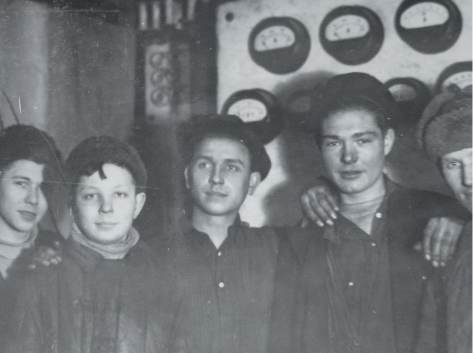 Н. К. Ламан (в центре) – ученик электромонтера на авиационном заводе (1943–1945)