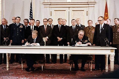 Д. Картер и Л. И. Брежнев подписывают договор ОСВ-2. Вена. 18 июня 1979 г.