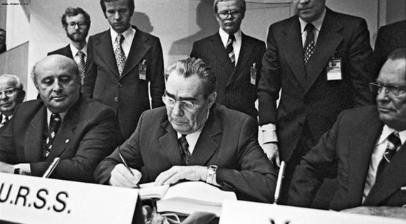 Брежнев подписывает Заключительный акт Хельсинского совещания по безопасности и сотрудничеству. 1975 г.