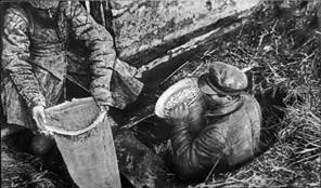 Рис. 12. Работники ОГПУ извлекают из ямы спрятанное зерно (1932 г.)