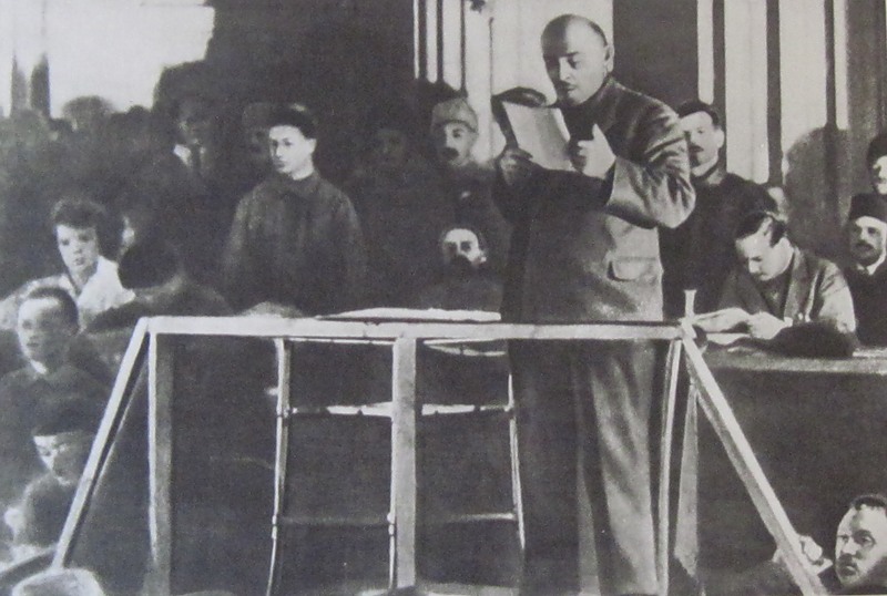 Рис. 17. В. И. Ленин читает доклад о переходе к НЭПу на Х съезде РКП(б)