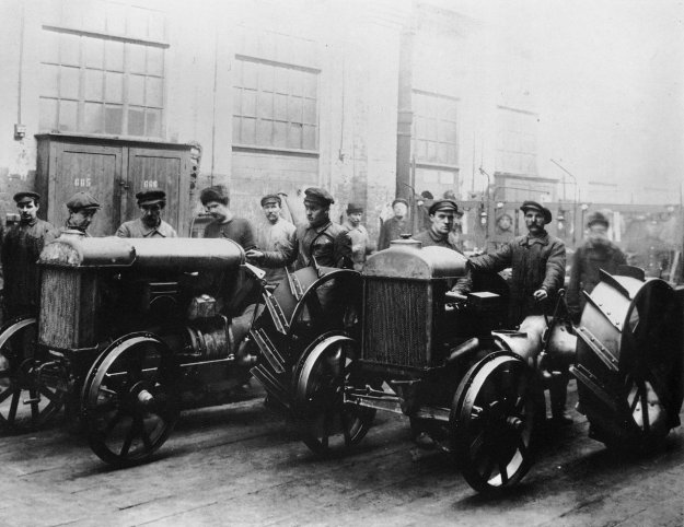 Рис. 23. Трактора, выпущенные на заводе «Красный путиловец». 1925 г.