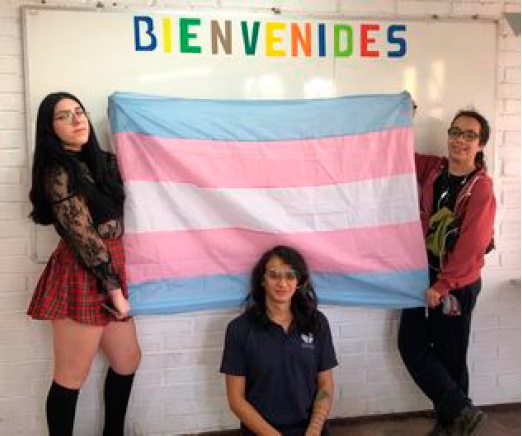 Воспитанники чилийской школы Amaranta Gómez с флагом трансгендерного сообщества