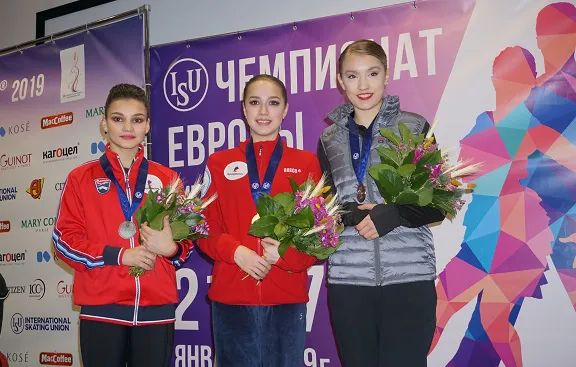 Алина Загитова лидирует после короткой программы на чемпионате Европы в Минске, Софья Самодурова -- вторая