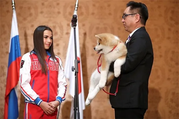 Олимпийской чемпионке Алине Загитовой в Москве вручили щенка породы акита-ину
